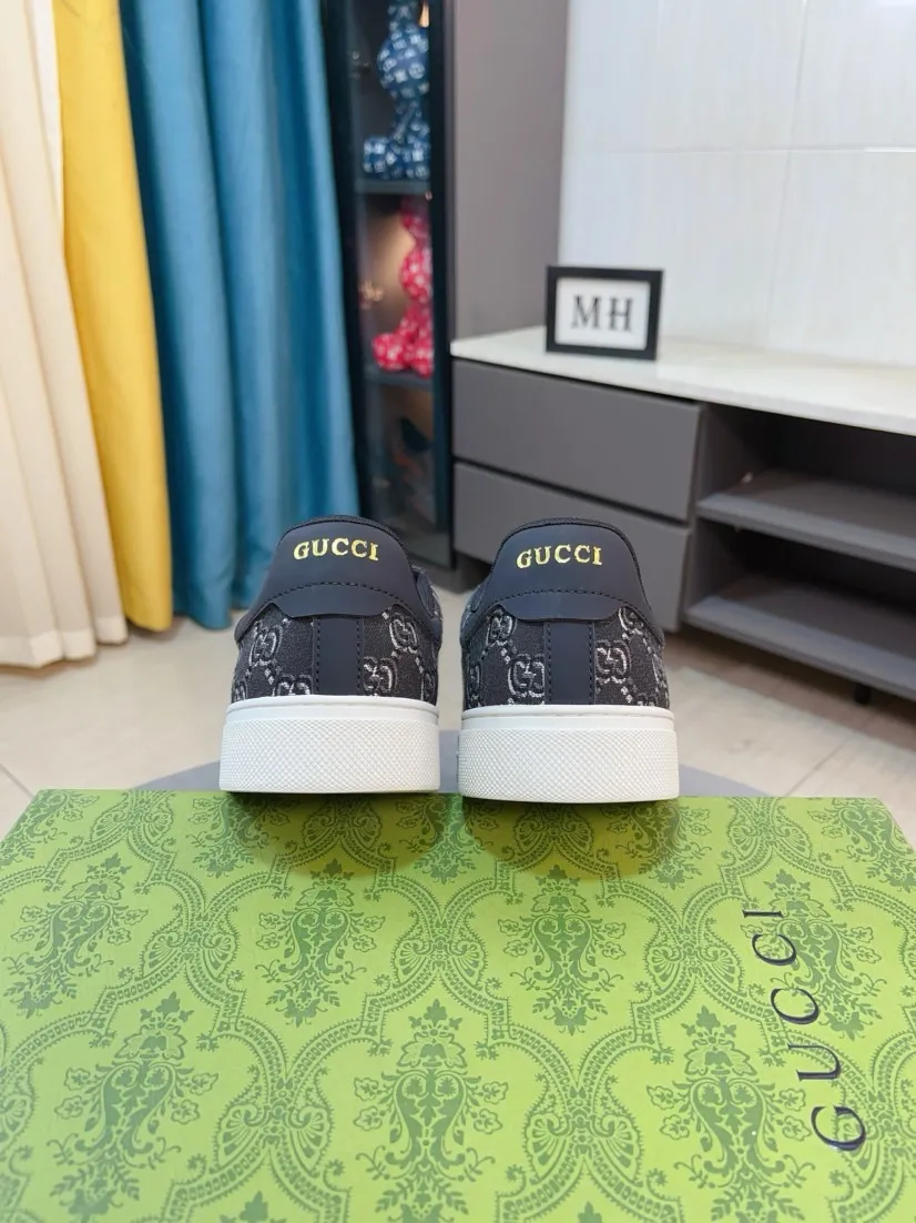 Men's men's shoes 💰400🌹🌹Gucci [Gucci] new model is on the market, the picture above is a must-sell. Top luxury brand, the latest fashionable casual men's shoes, trendy and versatile style, relaxed and sporty style, upper imported from Italy crocodile pattern cowhide ➕ genuine leather lining and ultra-fine workmanship. Original personalized and fashionable semi-air cushion raised outsole, light and comfortable on the foot, size 38-44